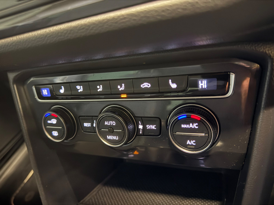 2017 Volkswagen Tiguan - image 14