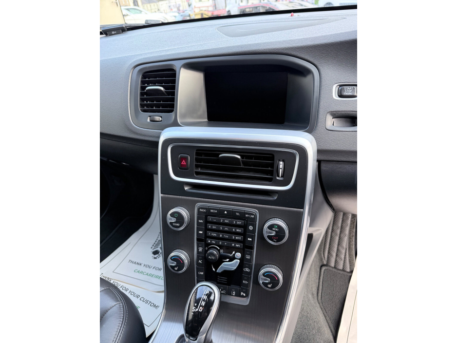 2016 Volvo V60 - image 17