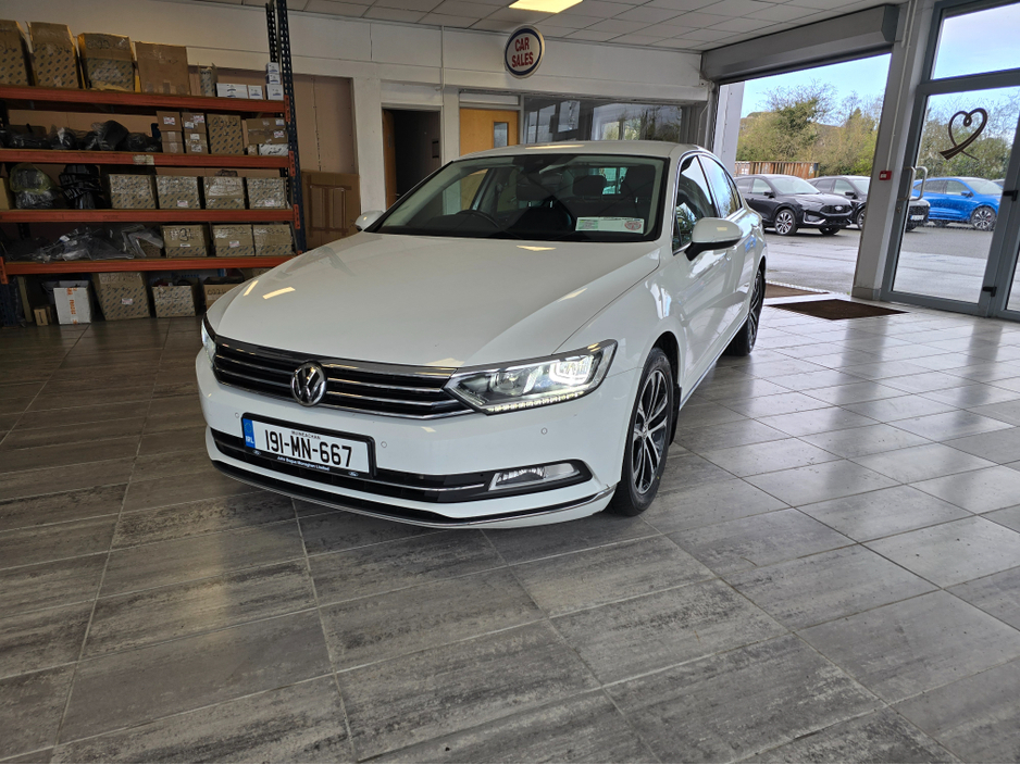 2019 Volkswagen Passat - image 5