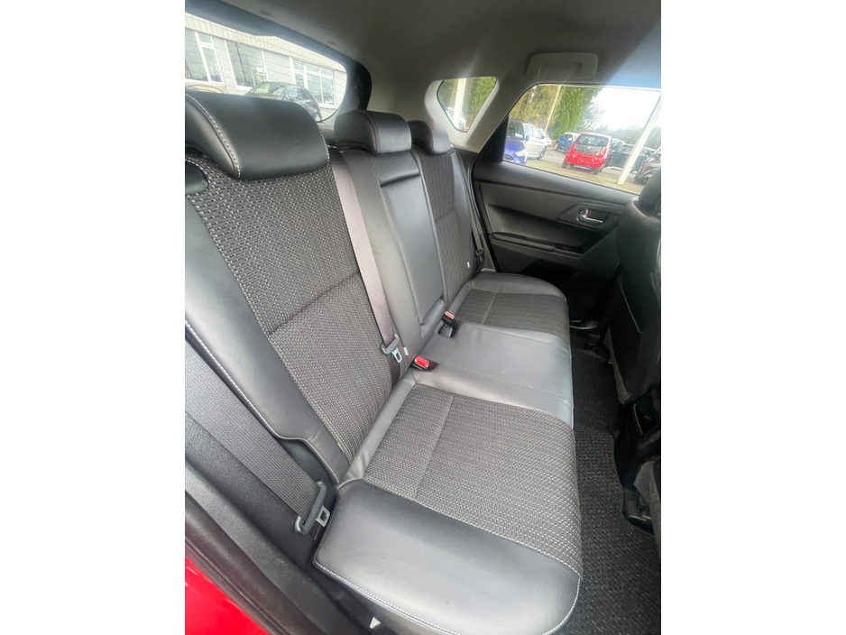 2017 Toyota Auris - image 10