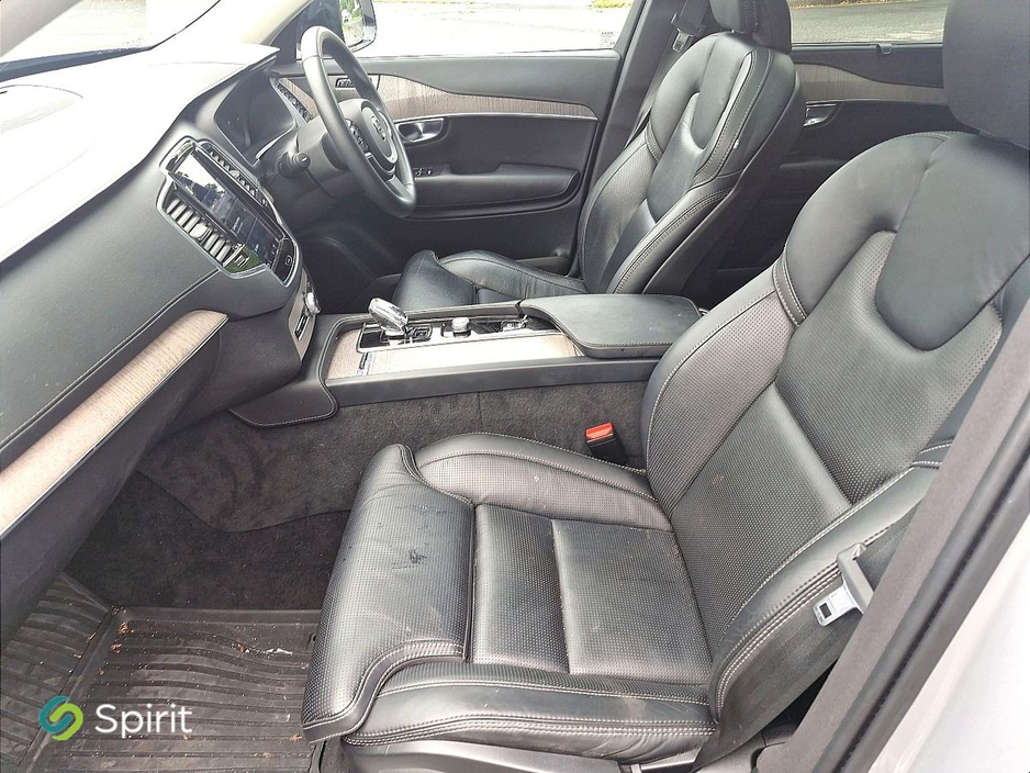 2022 Volvo XC90 - image 3
