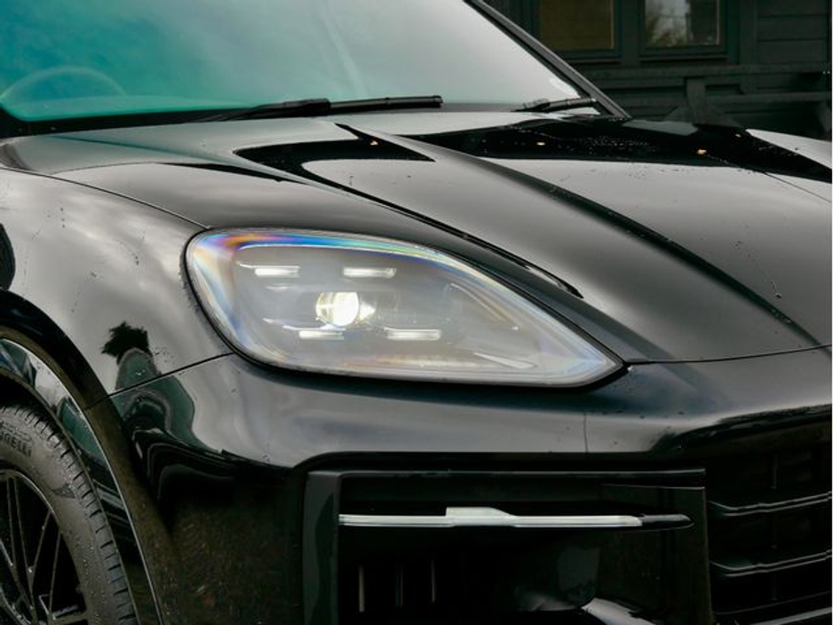 2025 Porsche Cayenne - image 9