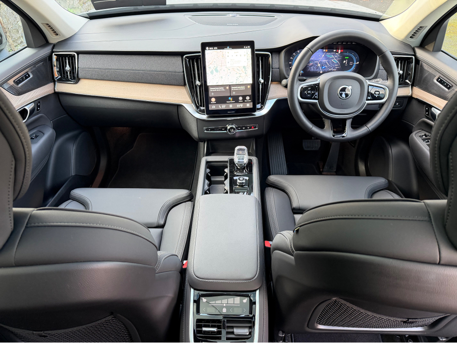 2025 Volvo XC90 NEW MODEL//PLUS DARK T8 RECHARGE//GREAT SPECIFICATION//PANORAMIC ROOF//SIMI AND AA DEALER €79,900