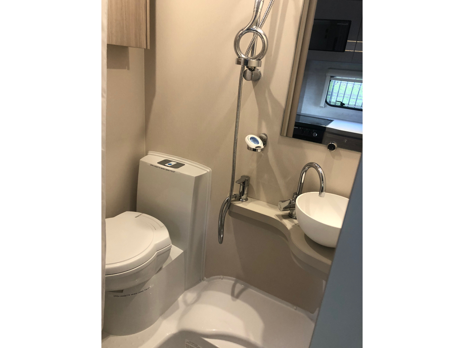 2021 Peugeot Boxer - image 8