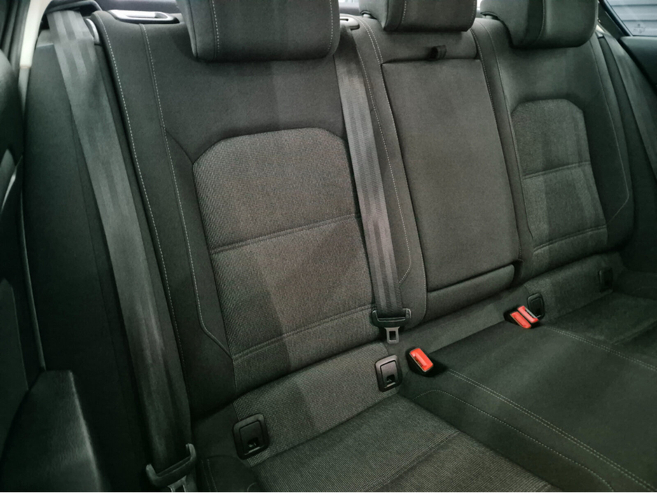 2019 Volkswagen Passat - image 9