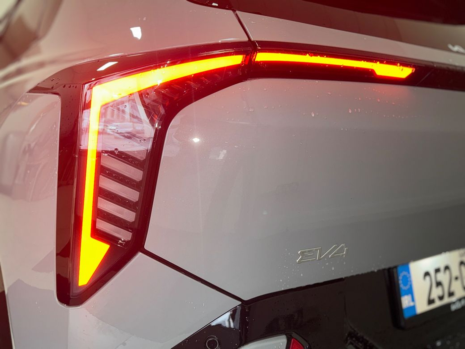 2025 Kia EV4 - image 9