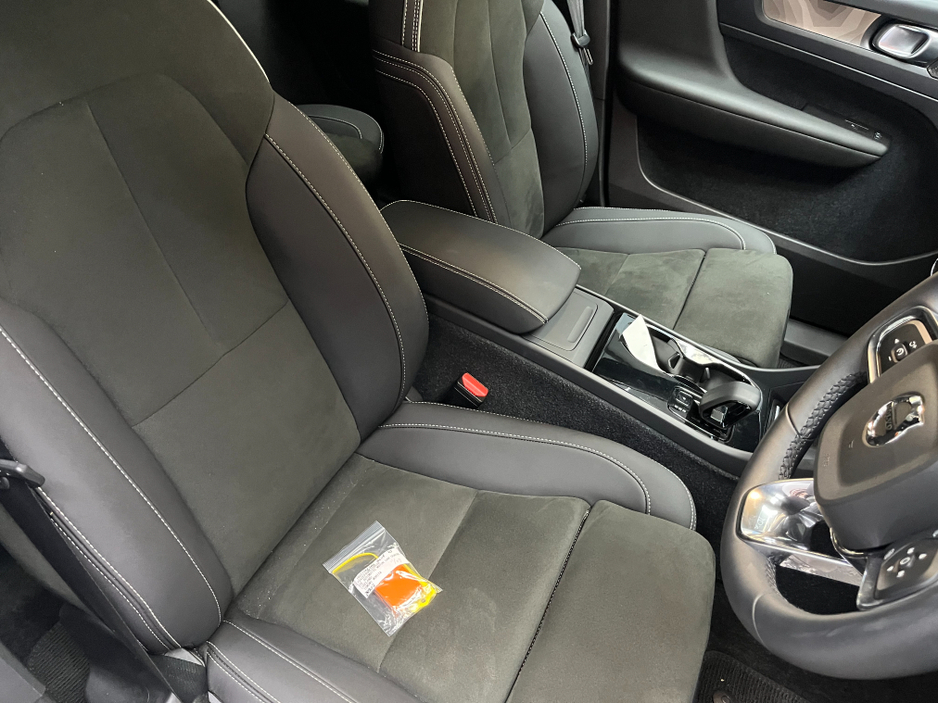 2023 Volvo XC40 - image 11