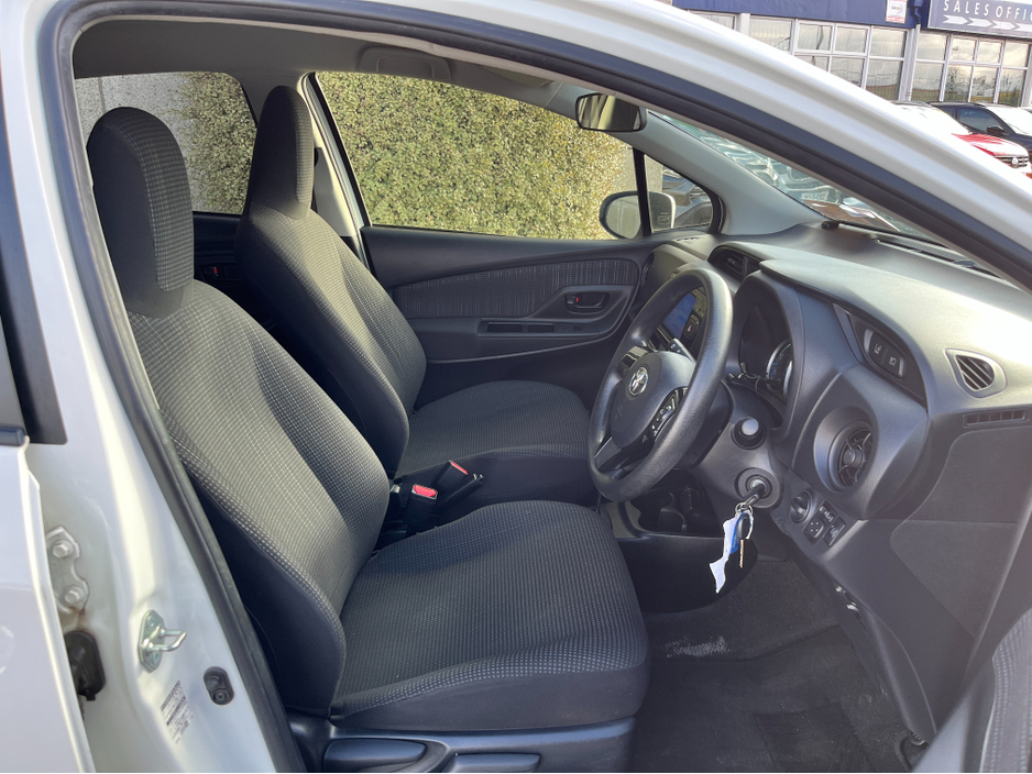 2019 Toyota Vitz - image 10