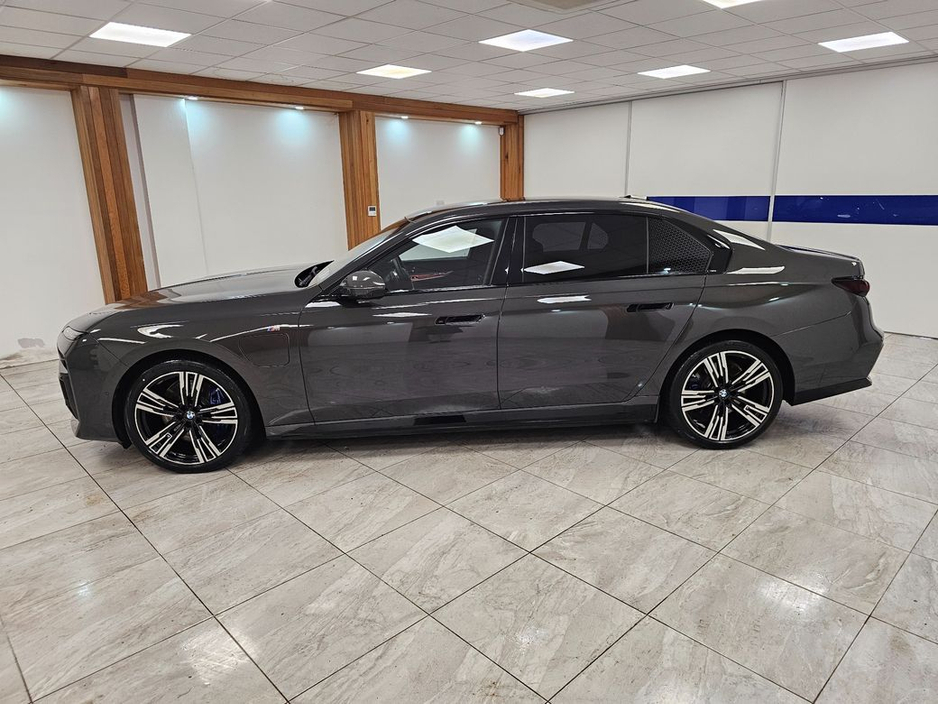 2023 BMW 7 Series - image 4