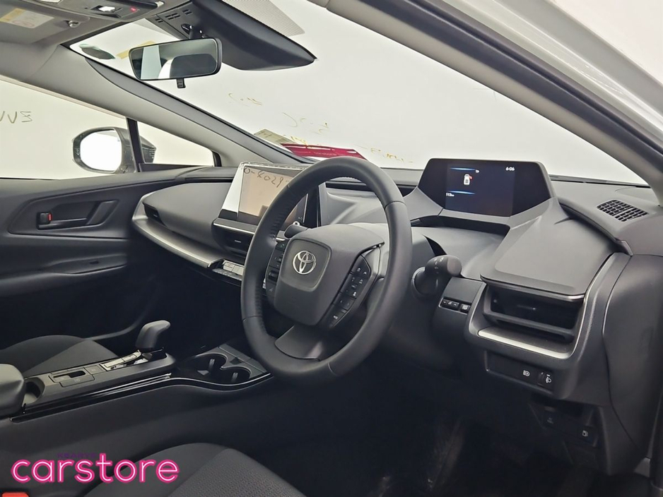 2024 Toyota Prius - image 9
