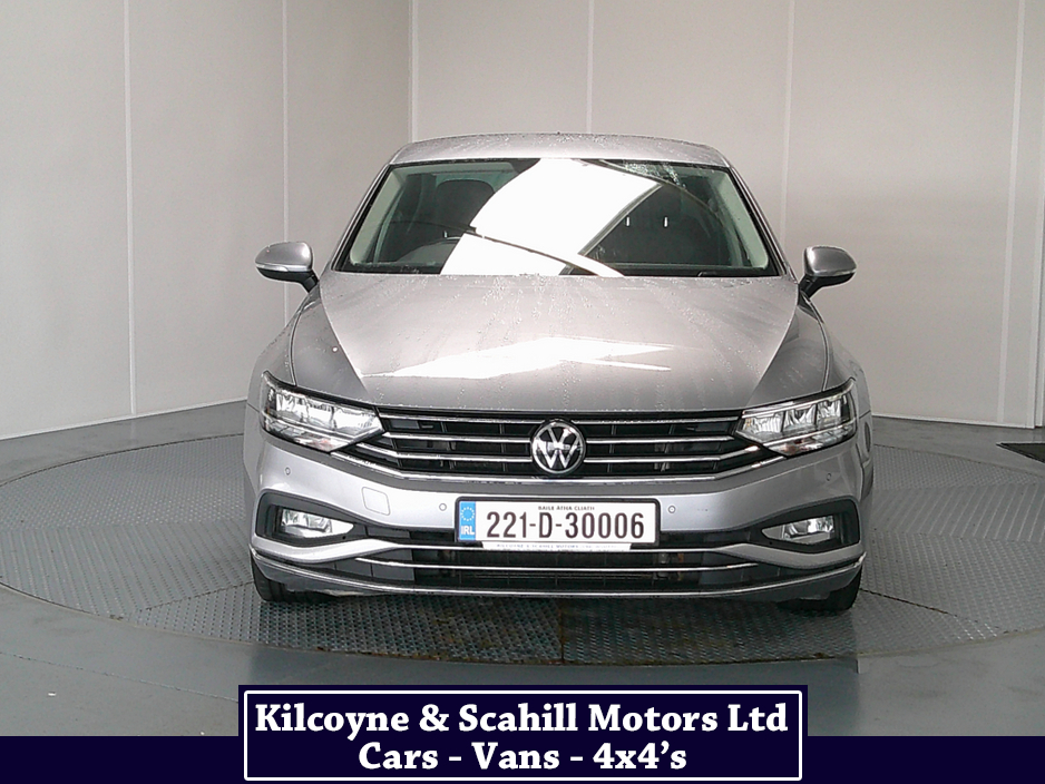 2022 Volkswagen Passat - image 2