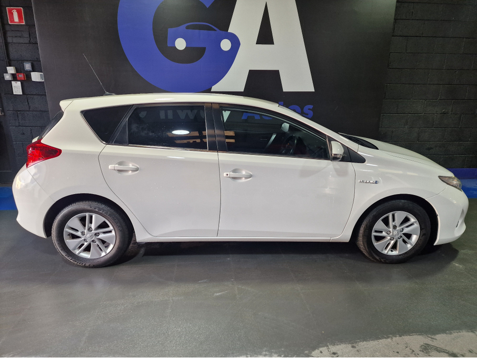 2014 Toyota Auris - image 10