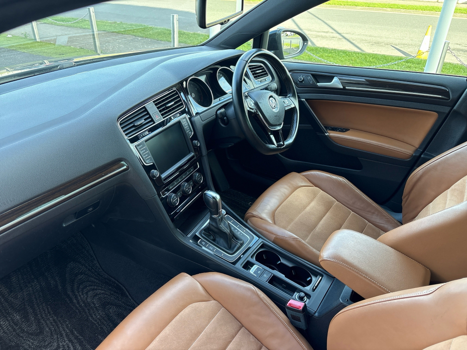 2014 Volkswagen Golf - image 2