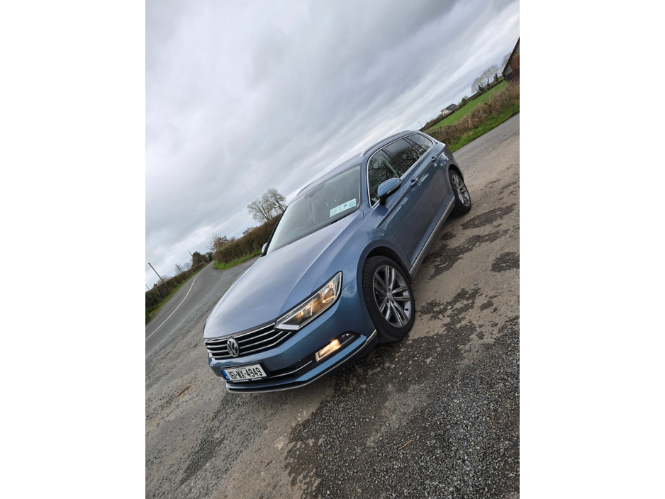 2016 Volkswagen Passat - image 2