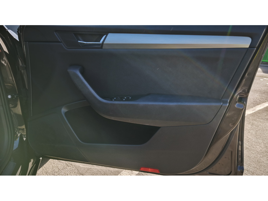 2015 Skoda Superb - image 4