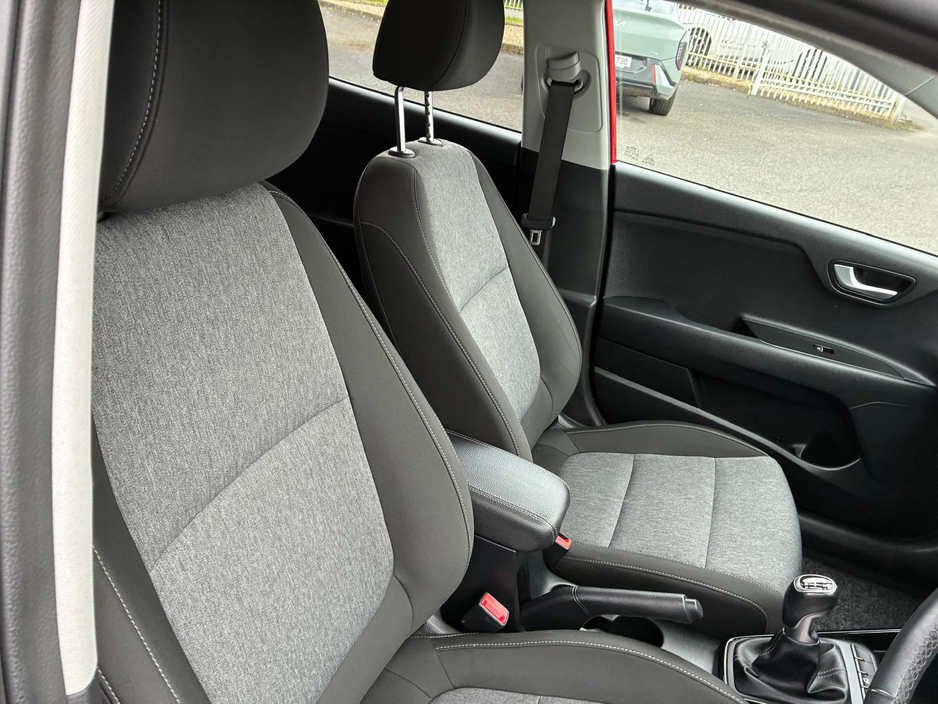 2021 Kia Stonic - image 5