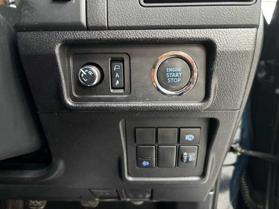 2023 Toyota Landcruiser - image 14