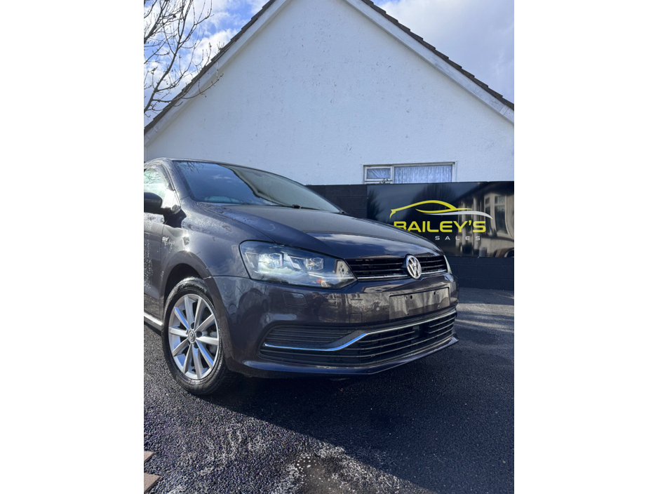 2015 Volkswagen Polo - image 3