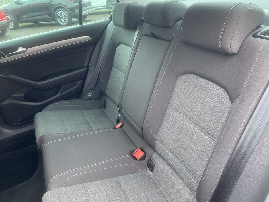 2020 Volkswagen Passat - image 9