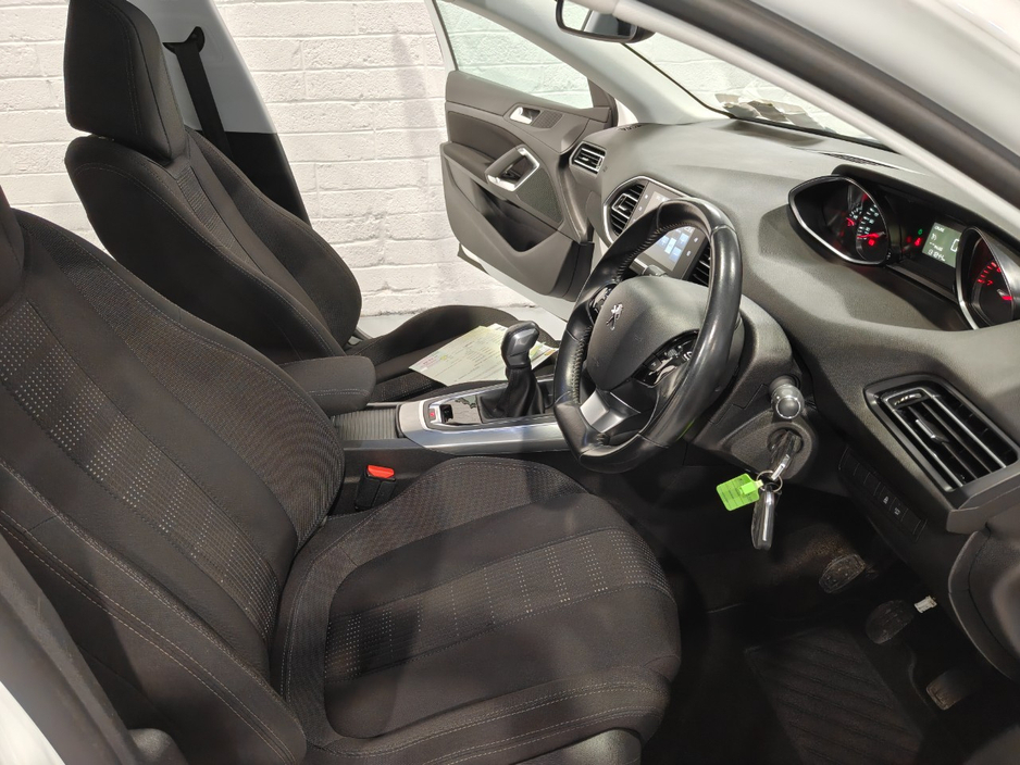 2016 Peugeot 308 - image 10