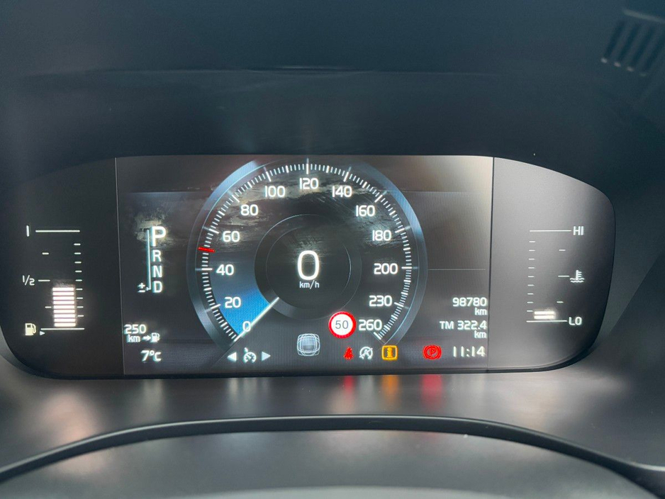 2018 Volvo XC60 - image 16