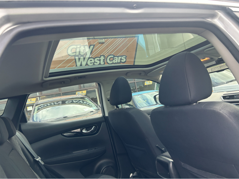 2017 Nissan Qashqai - image 2