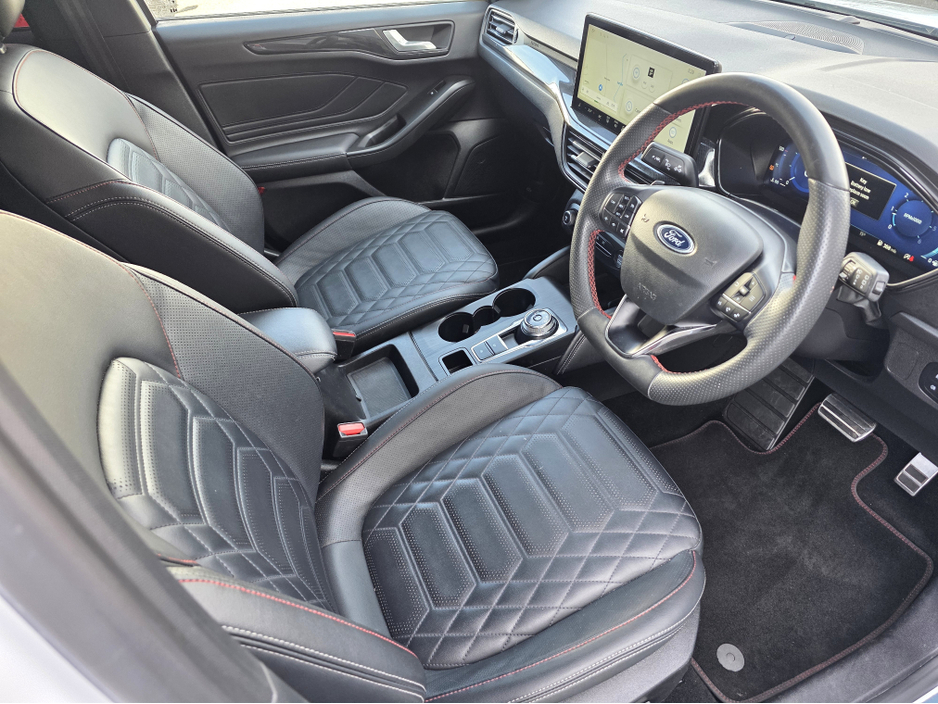 2023 Ford Focus - image 2