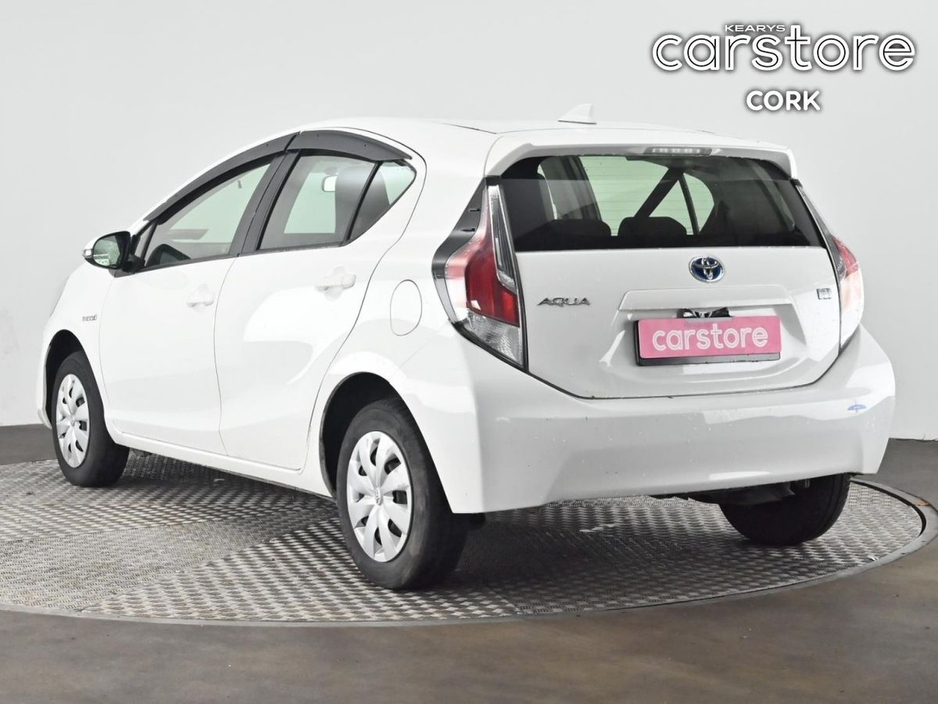 2016 Toyota Aqua - image 3