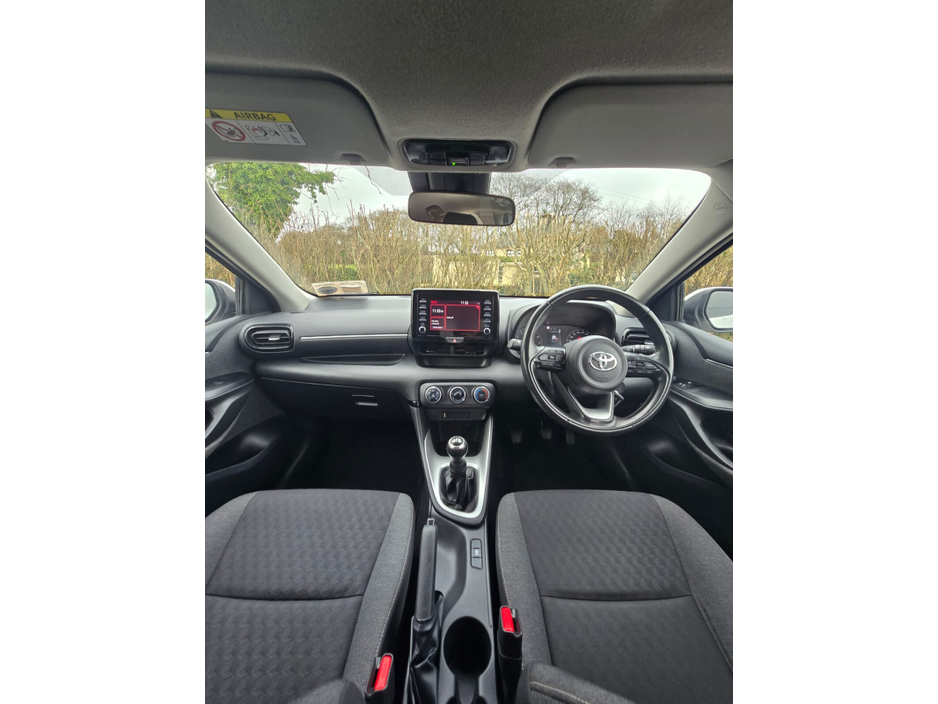 2022 Toyota Yaris - image 10