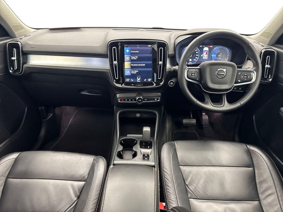 2022 Volvo XC40 - image 8