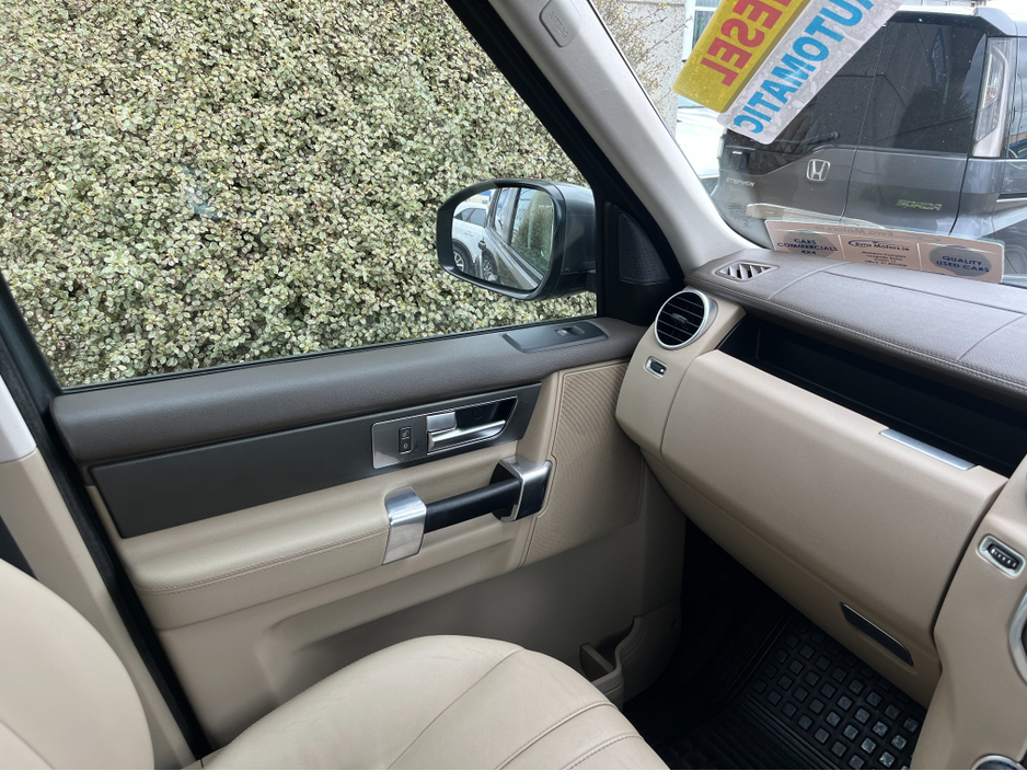 2015 Land Rover Discovery - image 16