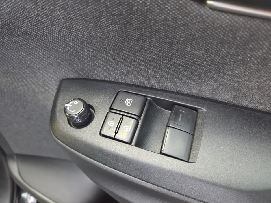 2022 Toyota Yaris - image 14