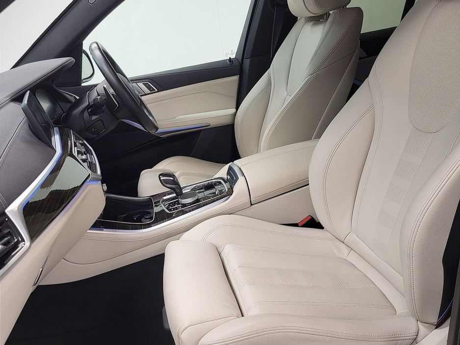 2021 BMW X5 - image 7