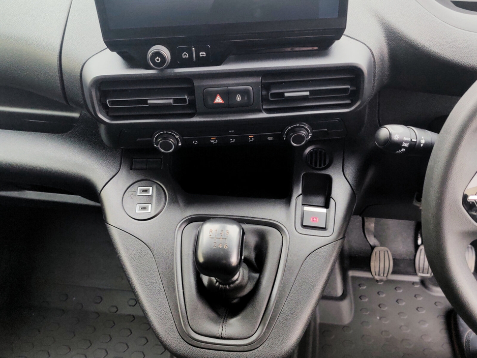 2025 Peugeot Partner - image 17