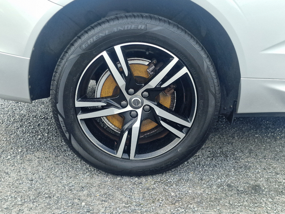 2020 Volvo XC60 - image 4