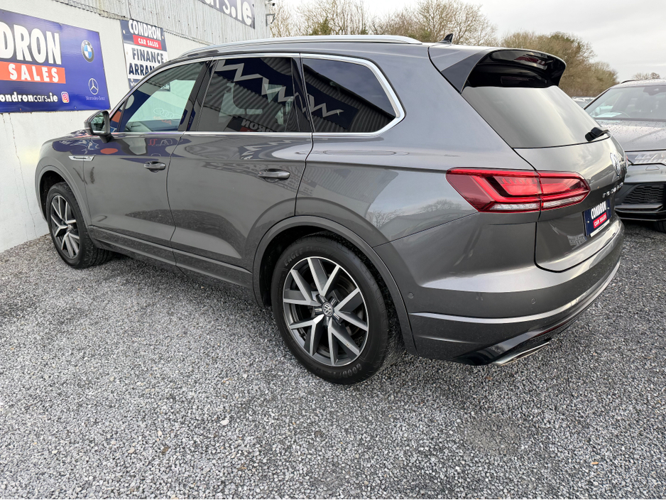2019 Volkswagen Touareg - image 15