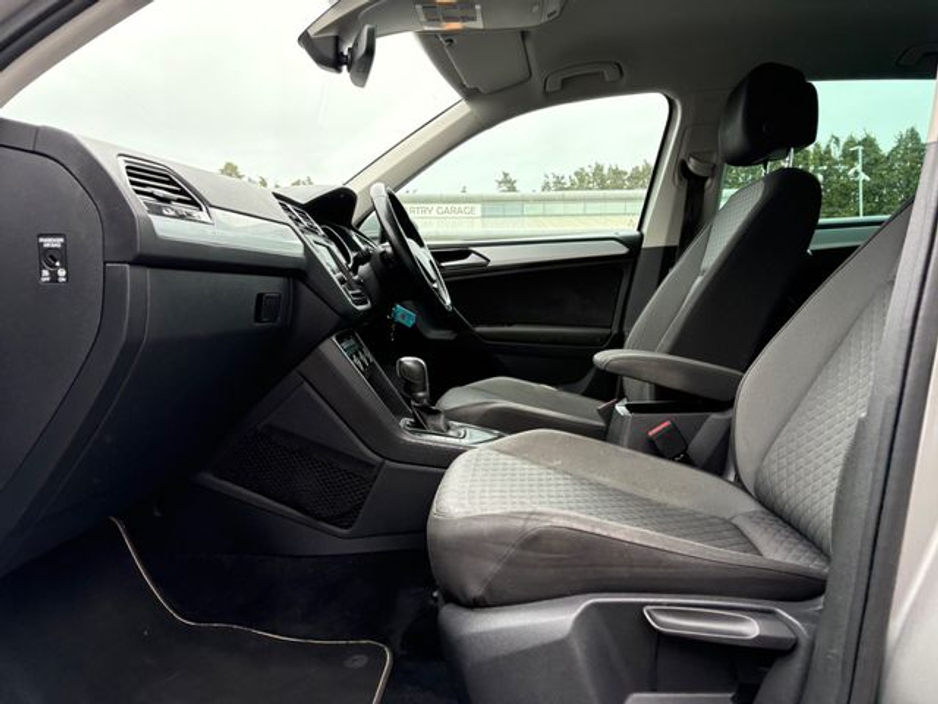 2017 Volkswagen Tiguan - image 40