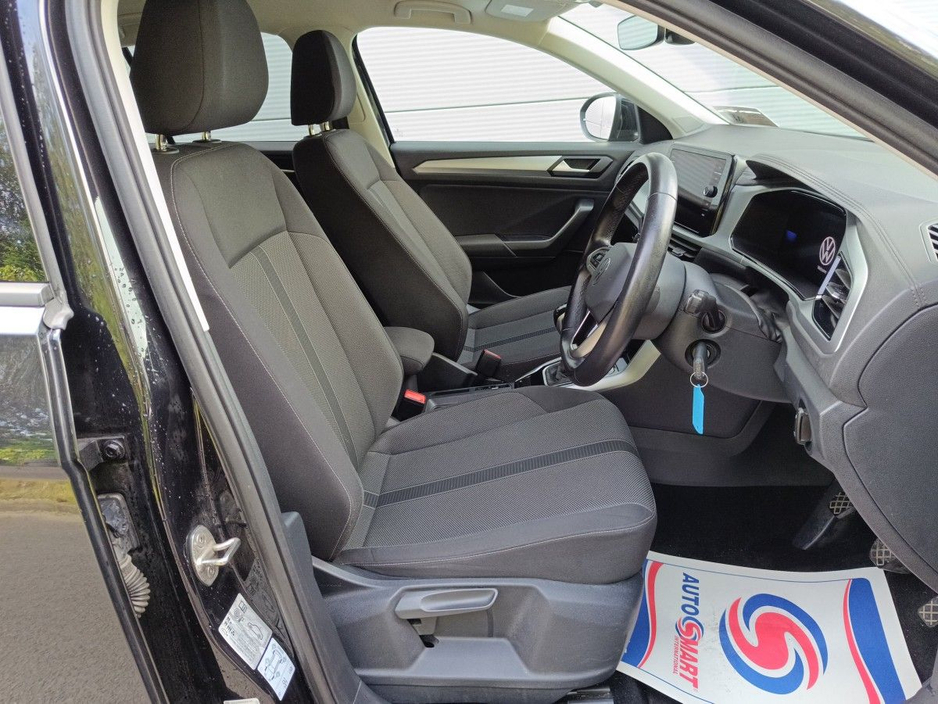 2023 Volkswagen T-Roc - image 5