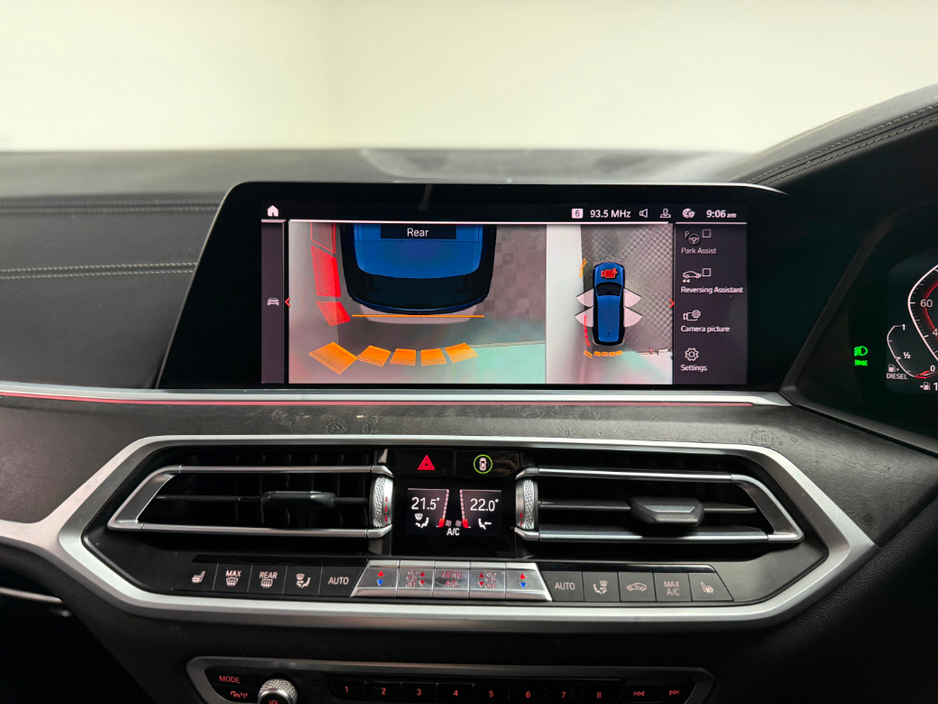 2020 BMW X7 - image 25