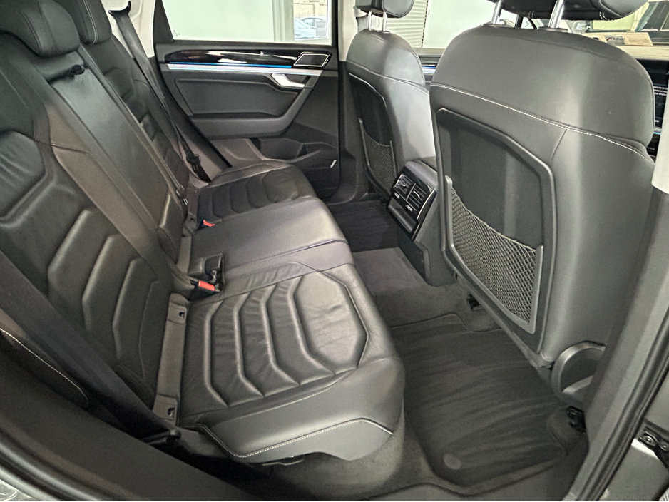 2020 Volkswagen Touareg - image 3
