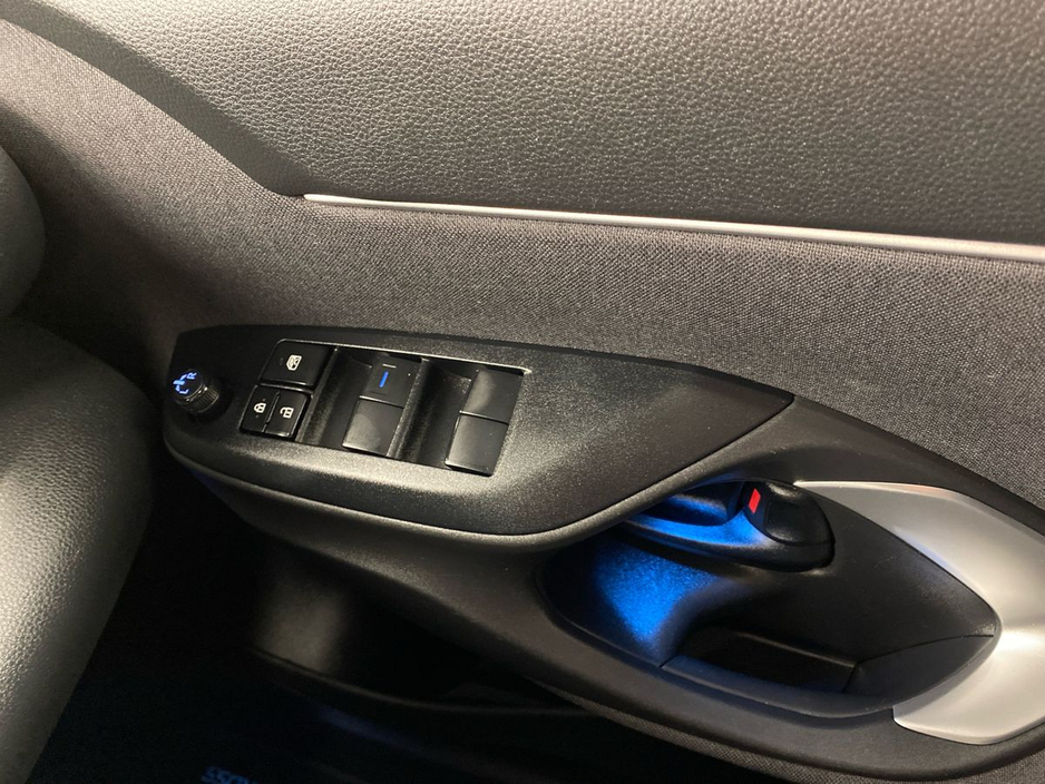 2023 Toyota Yaris - image 13