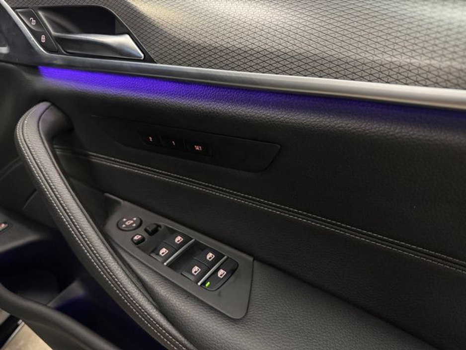 2020 BMW 5 Series - image 12