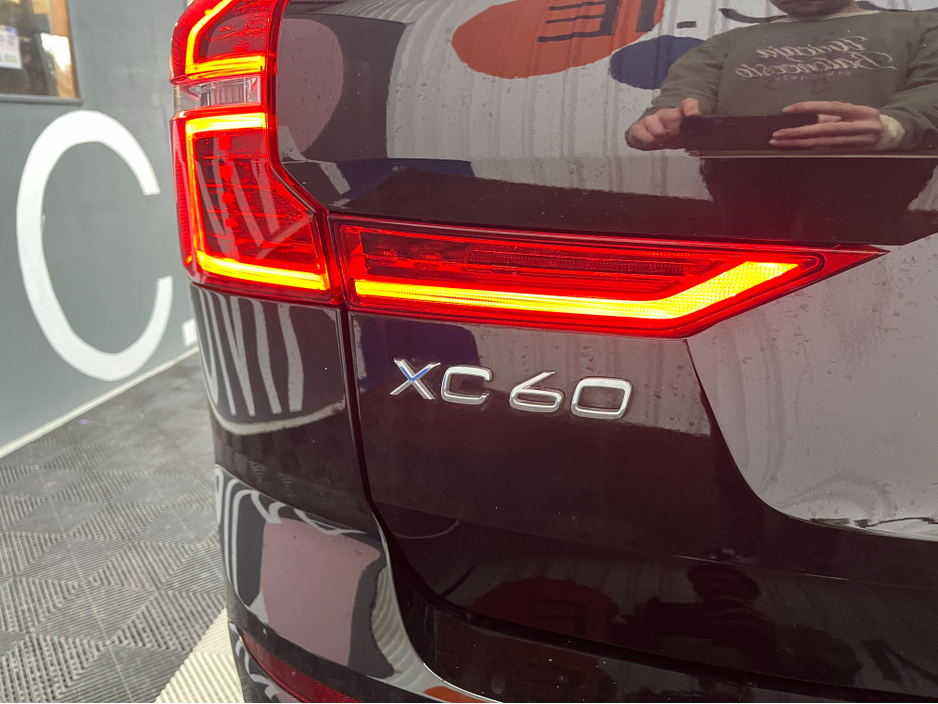 2022 Volvo XC60 - image 7