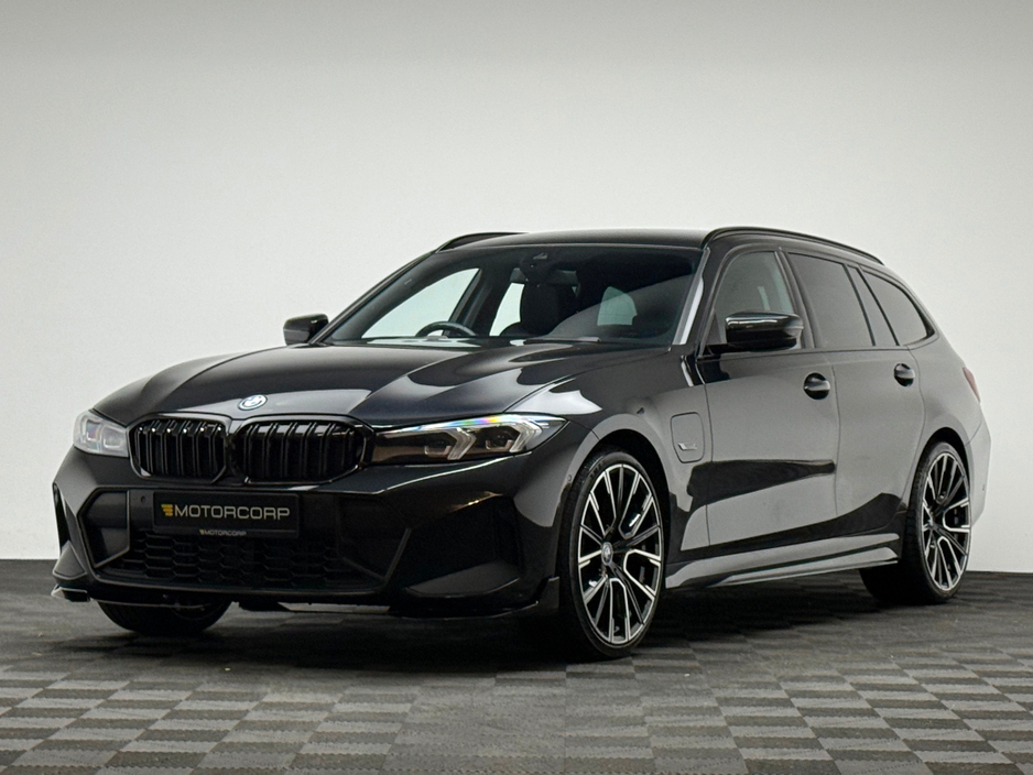 2023 BMW 3 Series - image 3