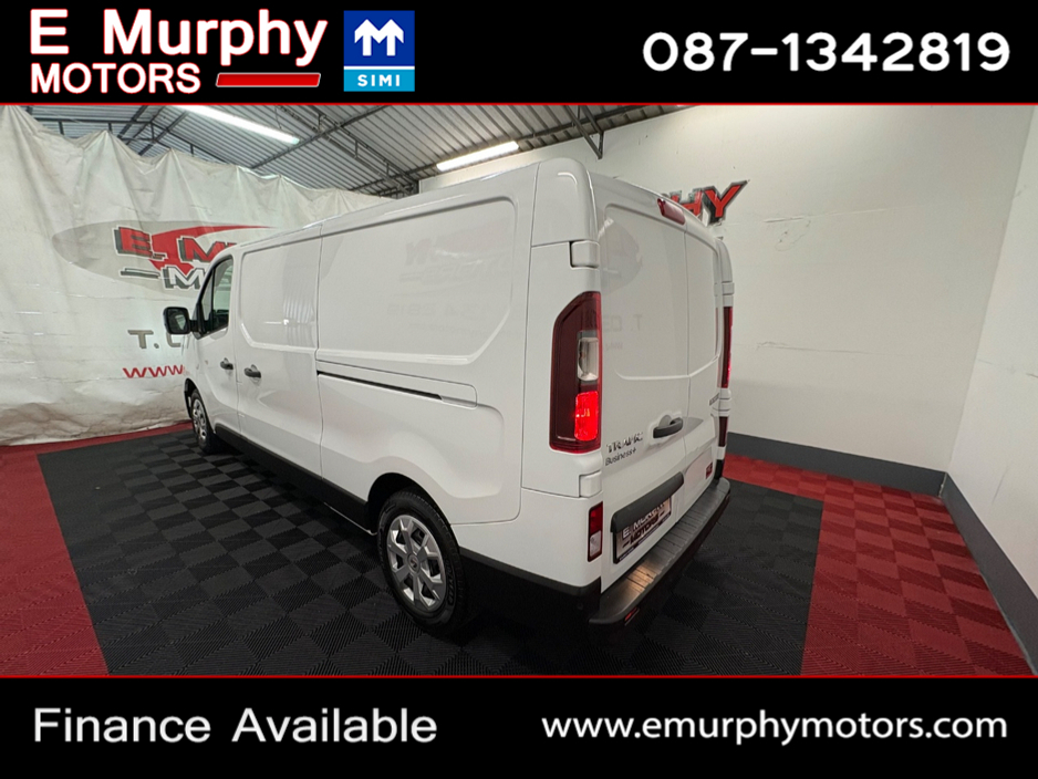 2022 Renault Trafic - image 6