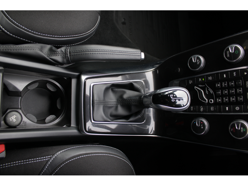 2016 Volvo V40 - image 14