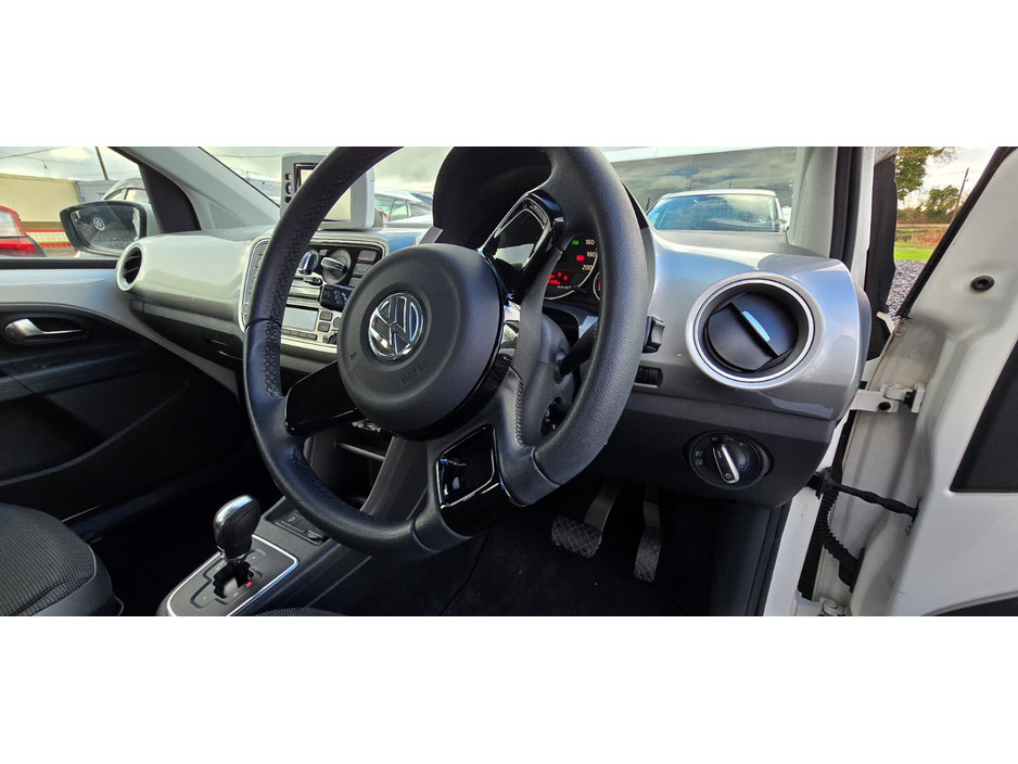 2014 Volkswagen up! - image 24