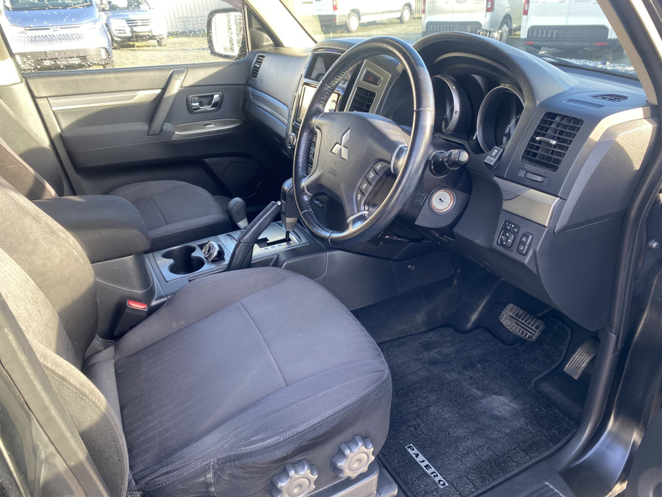 2015 Mitsubishi Pajero - image 8