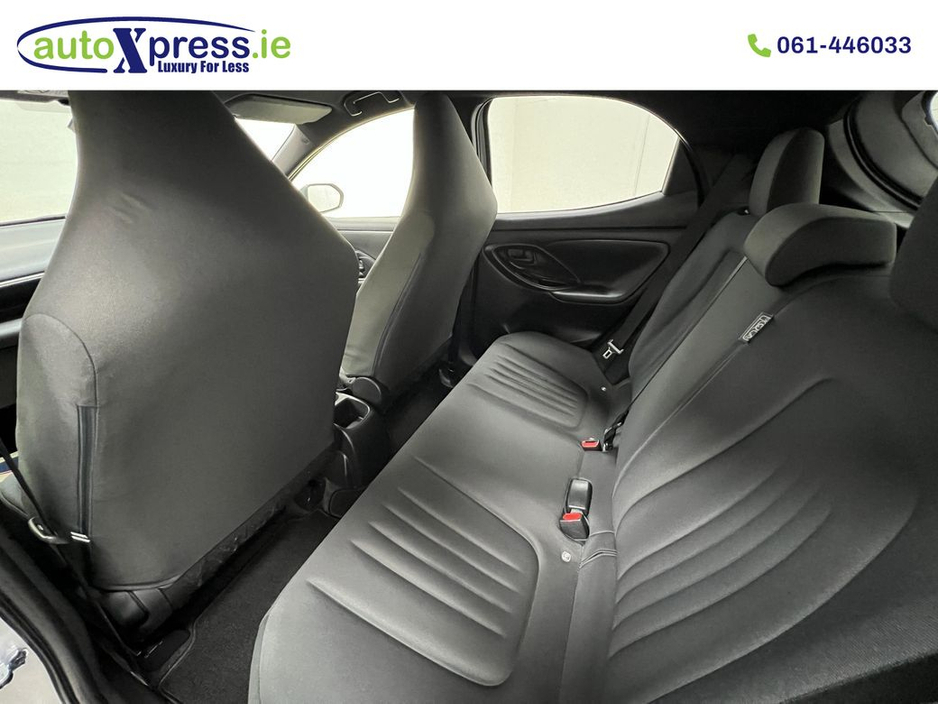 2022 Toyota Yaris - image 6