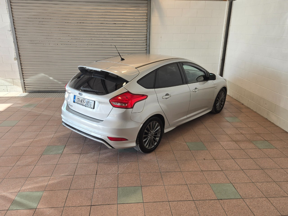 2017 Ford Focus - image 11